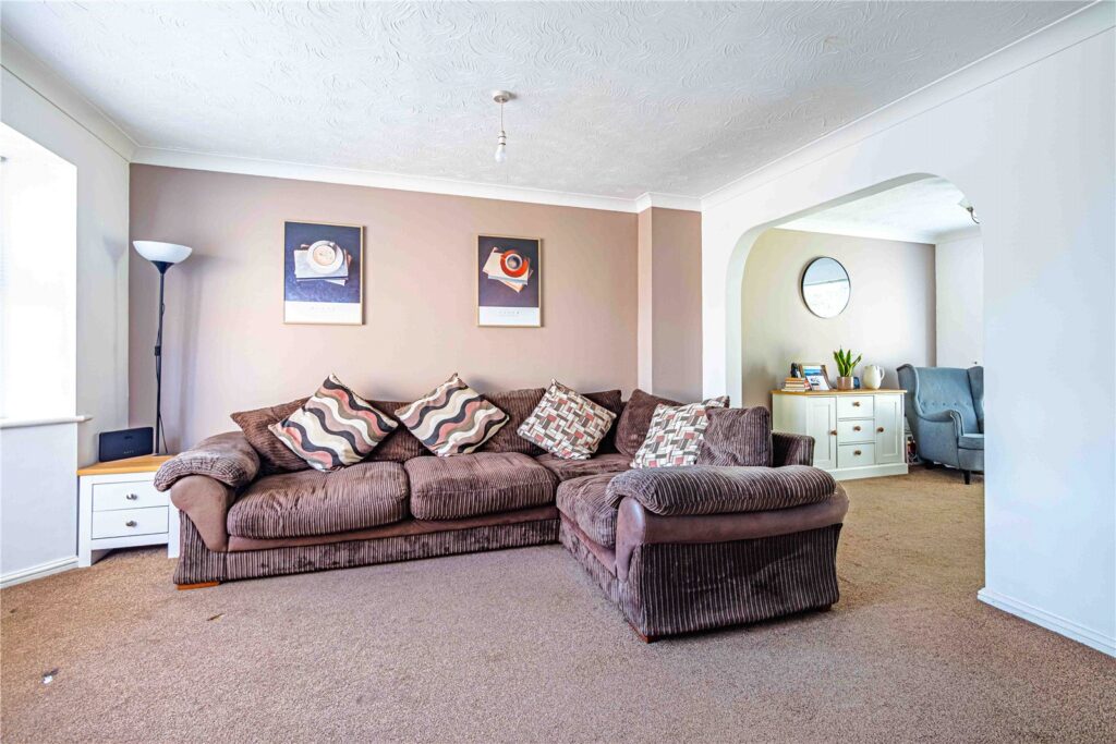 Larkspur Close, Fields End