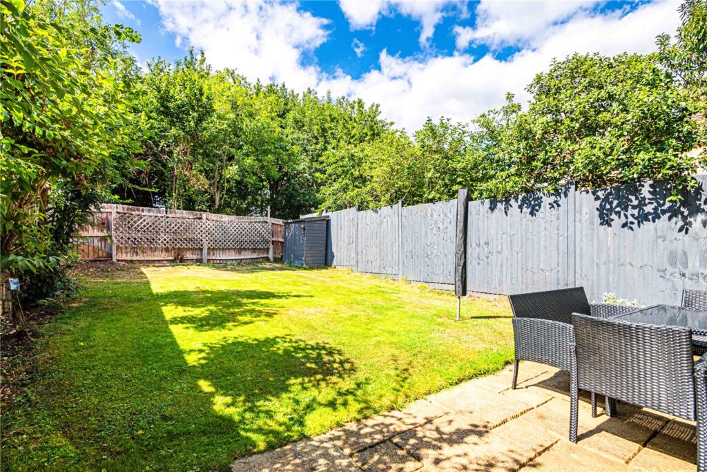 Larkspur Close, Fields End