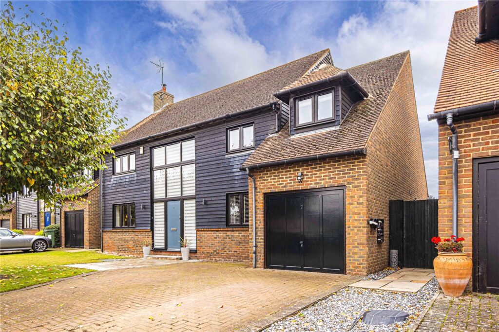 Bury Farm Close Image