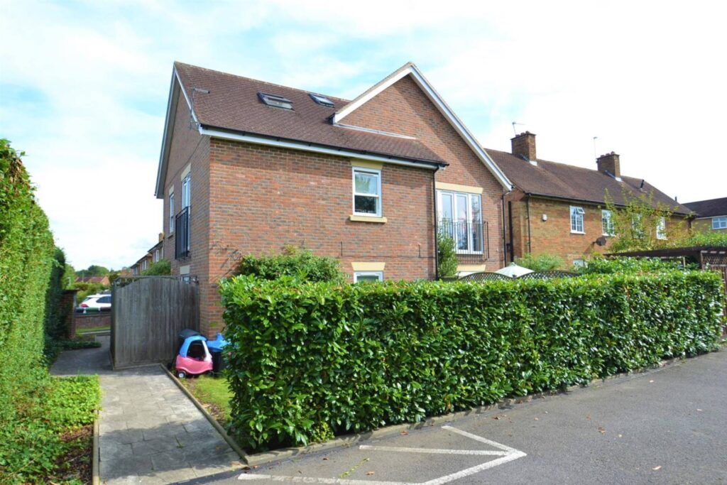 New Road, Radlett