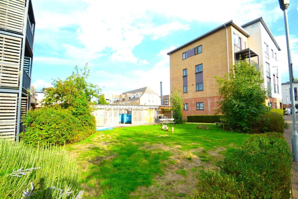 Grade Close, Elstree