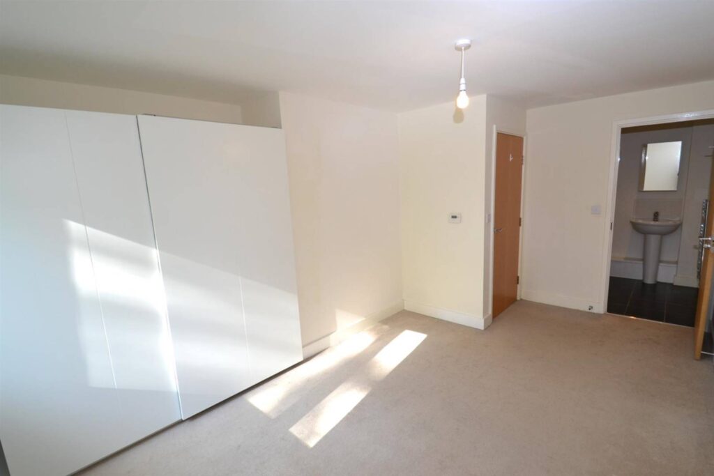 Grade Close, Elstree