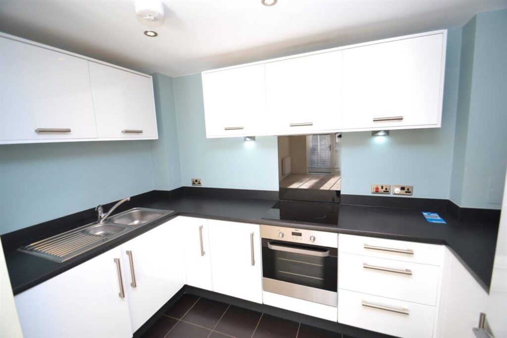 Grade Close, Elstree