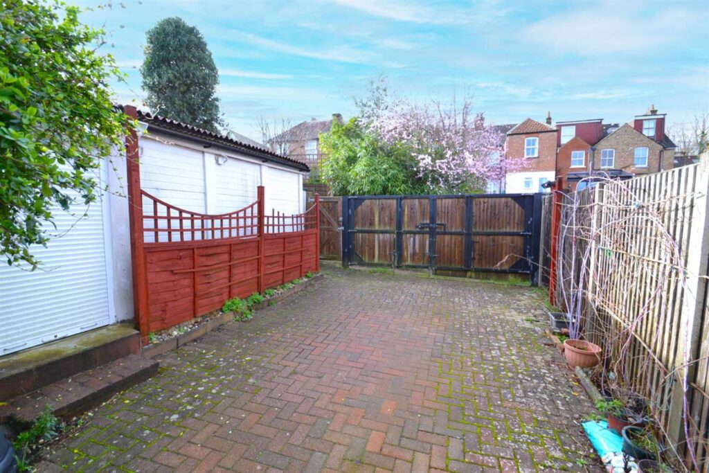 Aldenham Road, Radlett