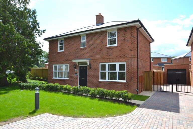 Redwood Avenue, Harperbury Park
