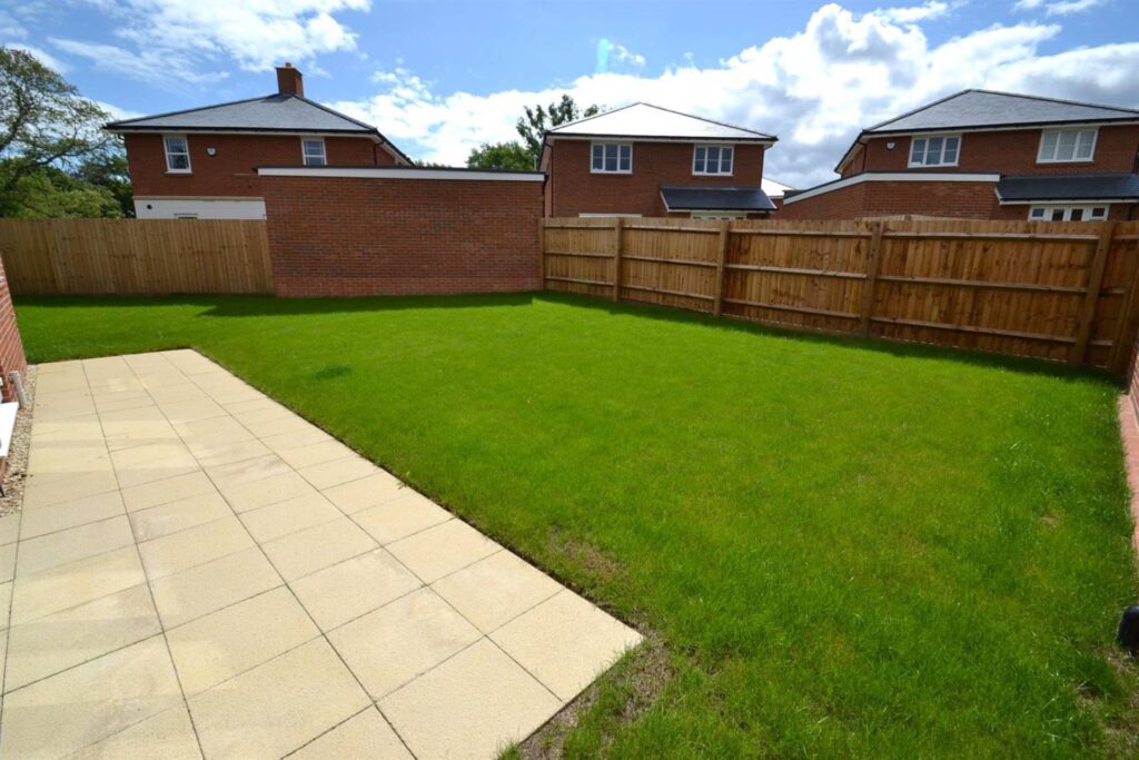Redwood Avenue, Harperbury Park
