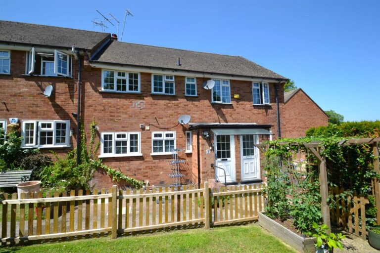 The Bartons, Elstree Hill North